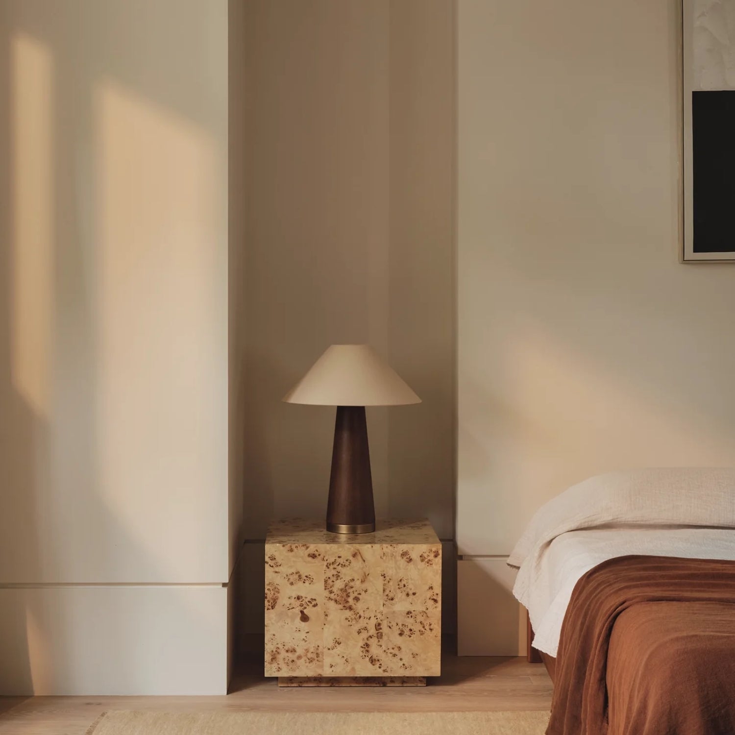 Wood base table lamps: earthy tones for warm interiors