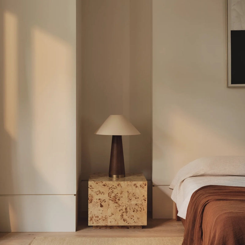 Wood base table lamps: earthy tones for warm interiors